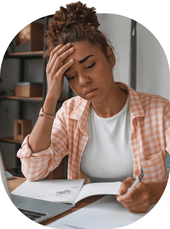 Estudante estressado com trabalho acadêmico